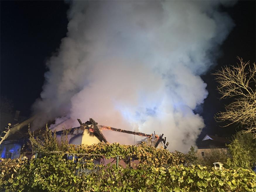 Großbrand in Garage greift auf Dachstuhl über: Ehepaar gerettet
