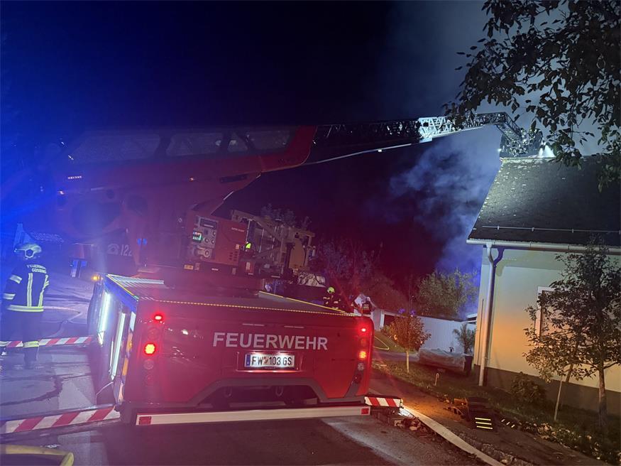Großbrand in Garage greift auf Dachstuhl über: Ehepaar gerettet