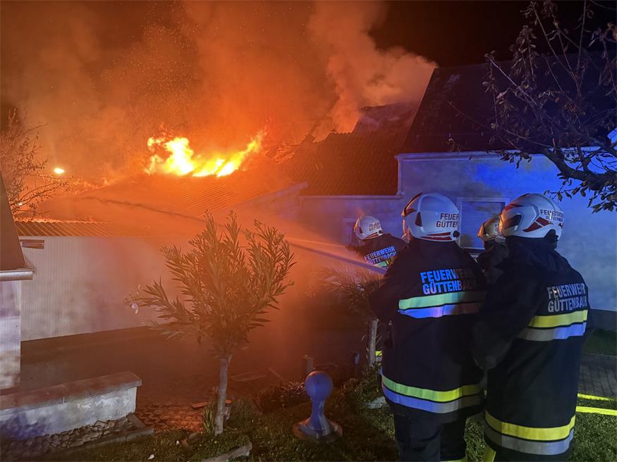 Großbrand in Garage greift auf Dachstuhl über: Ehepaar gerettet