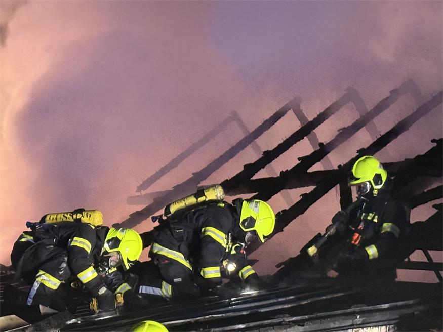 Großbrand in Garage greift auf Dachstuhl über: Ehepaar gerettet