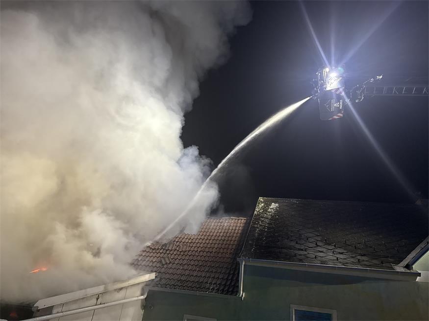Großbrand in Garage greift auf Dachstuhl über: Ehepaar gerettet