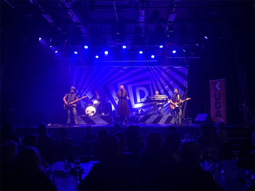 KUGA feierte „25 Jahre komplett out“ mit Birgit Denk & Band