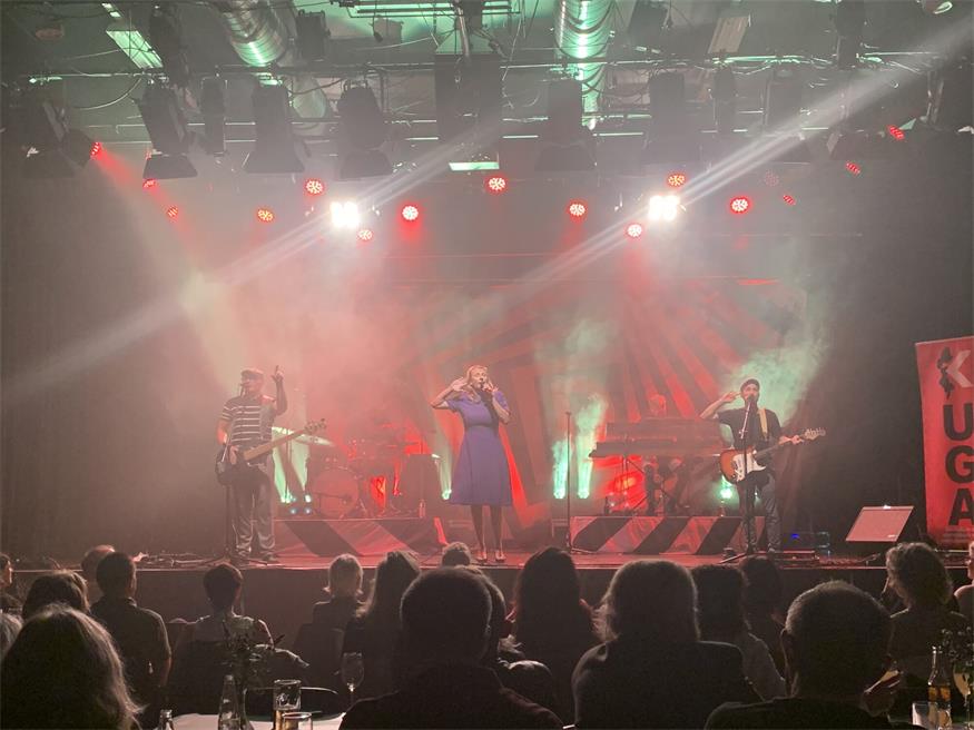 KUGA feierte „25 Jahre komplett out“ mit Birgit Denk & Band