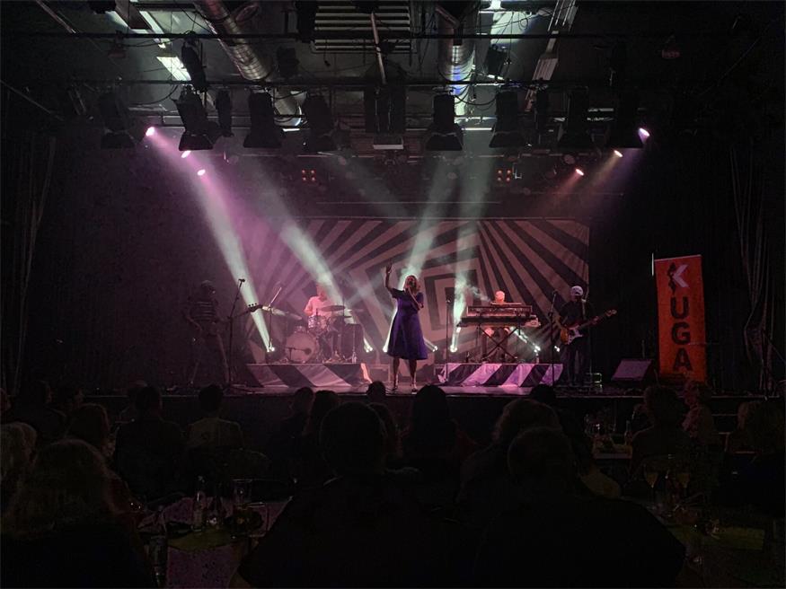 KUGA feierte „25 Jahre komplett out“ mit Birgit Denk & Band