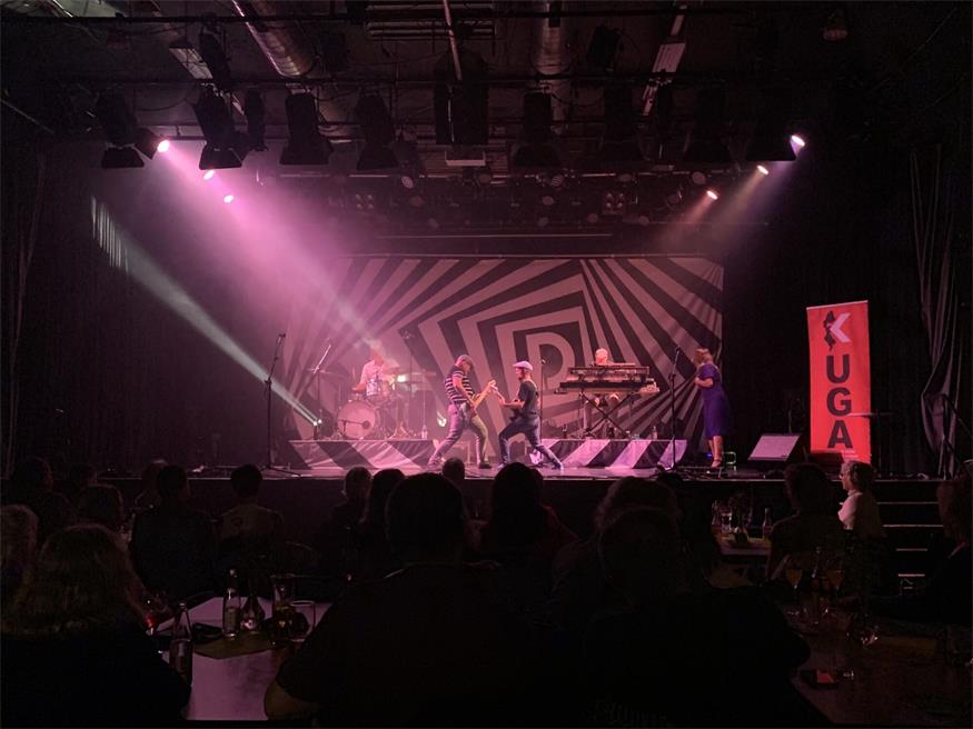 KUGA feierte „25 Jahre komplett out“ mit Birgit Denk & Band