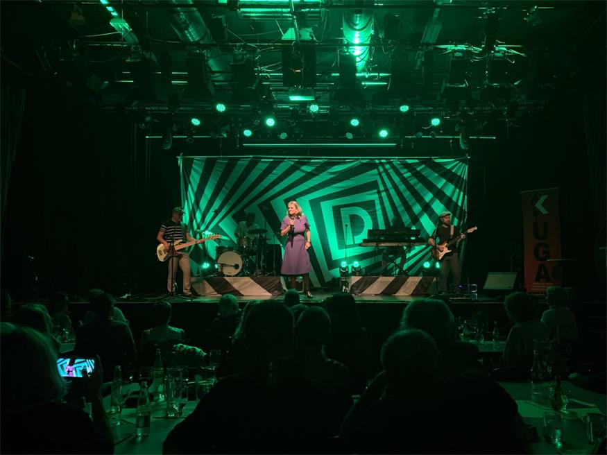 KUGA feierte „25 Jahre komplett out“ mit Birgit Denk & Band
