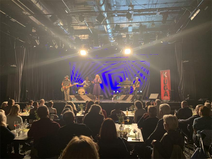 KUGA feierte „25 Jahre komplett out“ mit Birgit Denk & Band