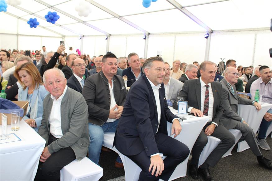 Ein Unternehmen und eine (große) Familie: 40 Jahre BECOM