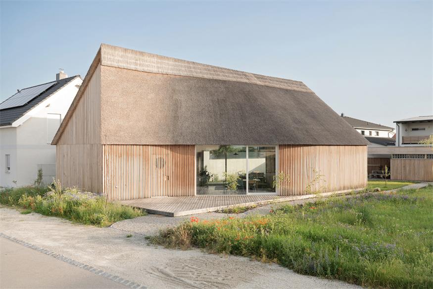 Schilfdachhaus aus Weiden am See gewinnt erneut Architekturpreis