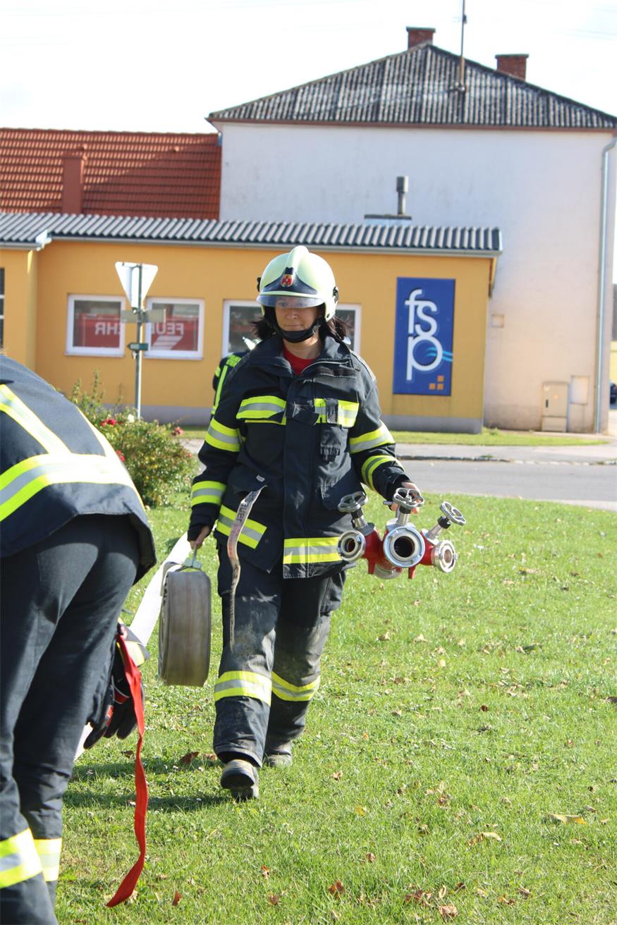 Rettung aus dem zweiten Stock des Marianum-Gebäudes in Steinberg
