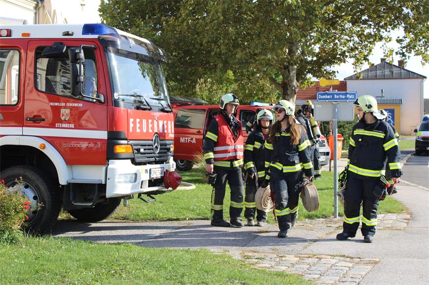 Rettung aus dem zweiten Stock des Marianum-Gebäudes in Steinberg