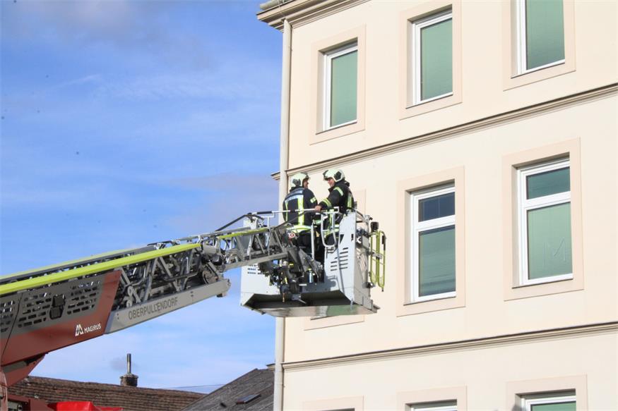 Rettung aus dem zweiten Stock des Marianum-Gebäudes in Steinberg