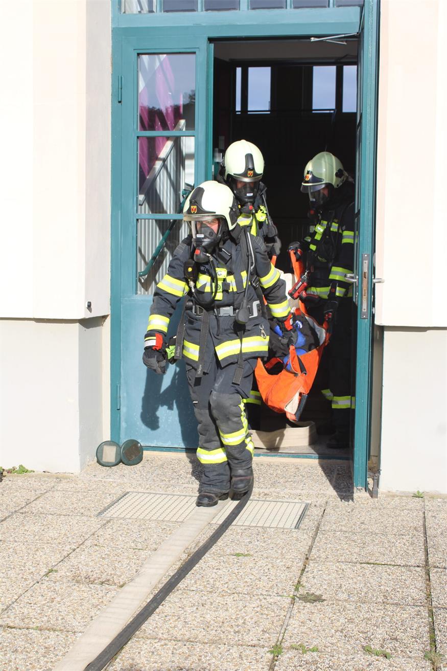 Rettung aus dem zweiten Stock des Marianum-Gebäudes in Steinberg