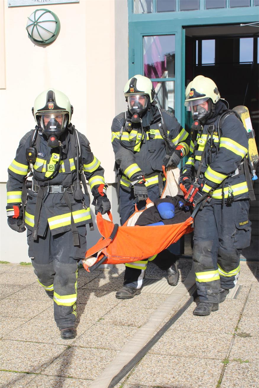 Rettung aus dem zweiten Stock des Marianum-Gebäudes in Steinberg