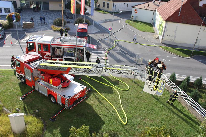 Rettung aus dem zweiten Stock des Marianum-Gebäudes in Steinberg