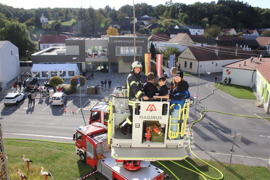 Rettung aus dem zweiten Stock des Marianum-Gebäudes in Steinberg