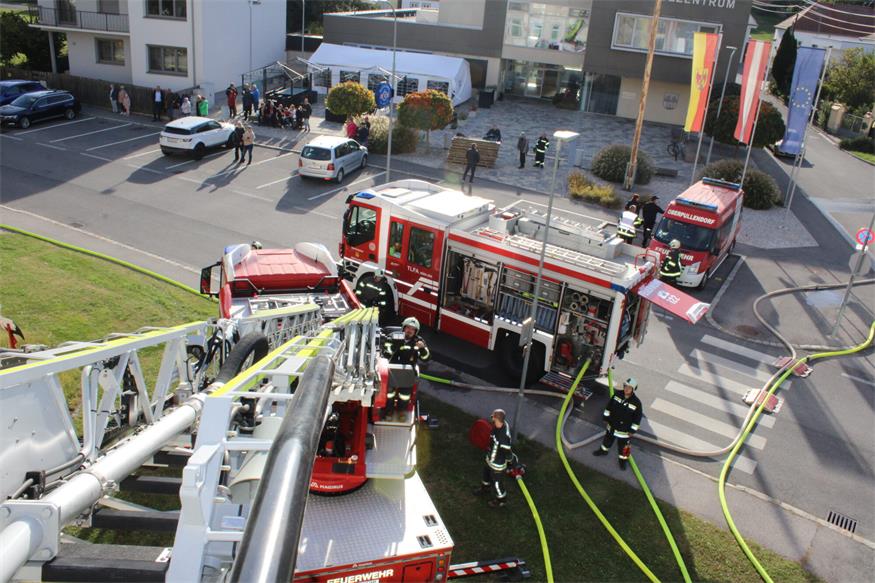Rettung aus dem zweiten Stock des Marianum-Gebäudes in Steinberg