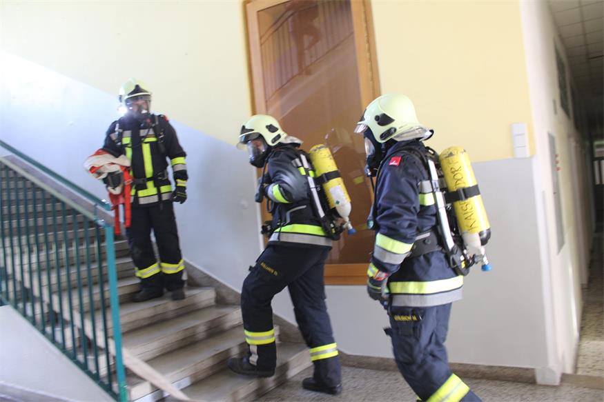 Rettung aus dem zweiten Stock des Marianum-Gebäudes in Steinberg