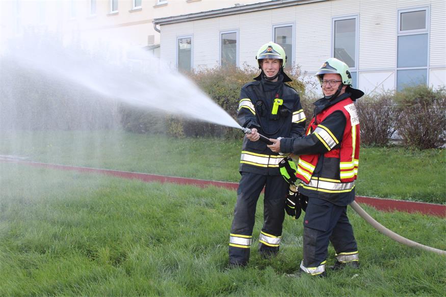 Rettung aus dem zweiten Stock des Marianum-Gebäudes in Steinberg