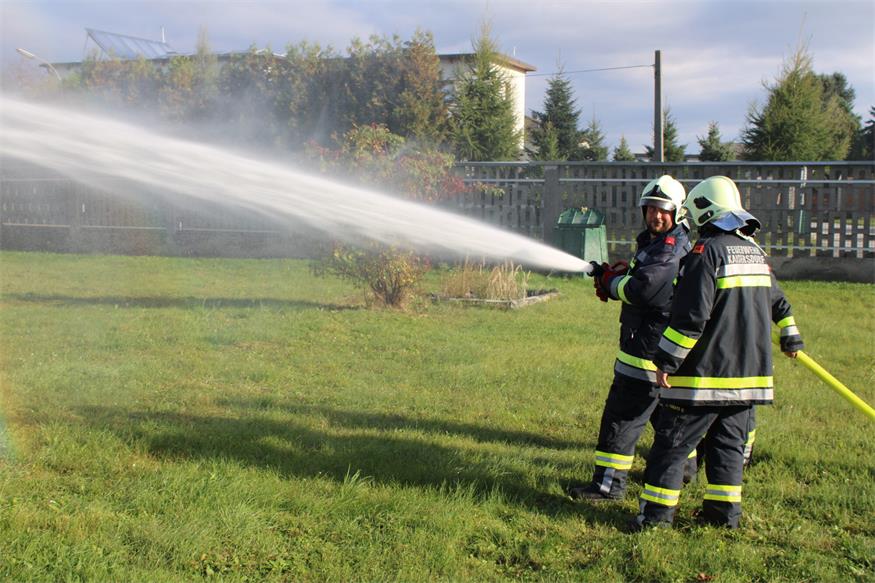 Rettung aus dem zweiten Stock des Marianum-Gebäudes in Steinberg