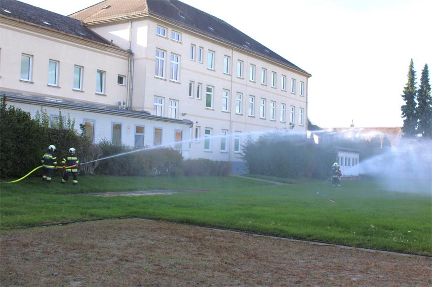 Rettung aus dem zweiten Stock des Marianum-Gebäudes in Steinberg