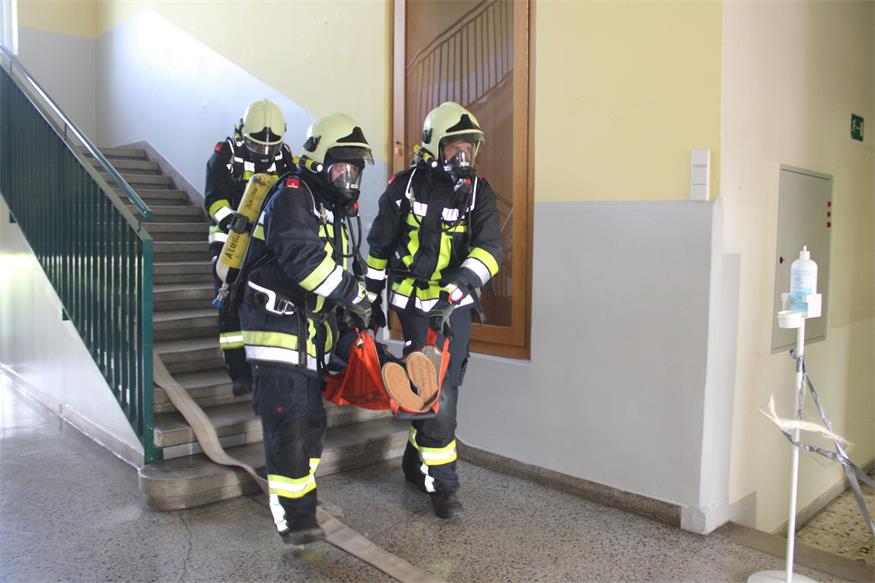 Rettung aus dem zweiten Stock des Marianum-Gebäudes in Steinberg