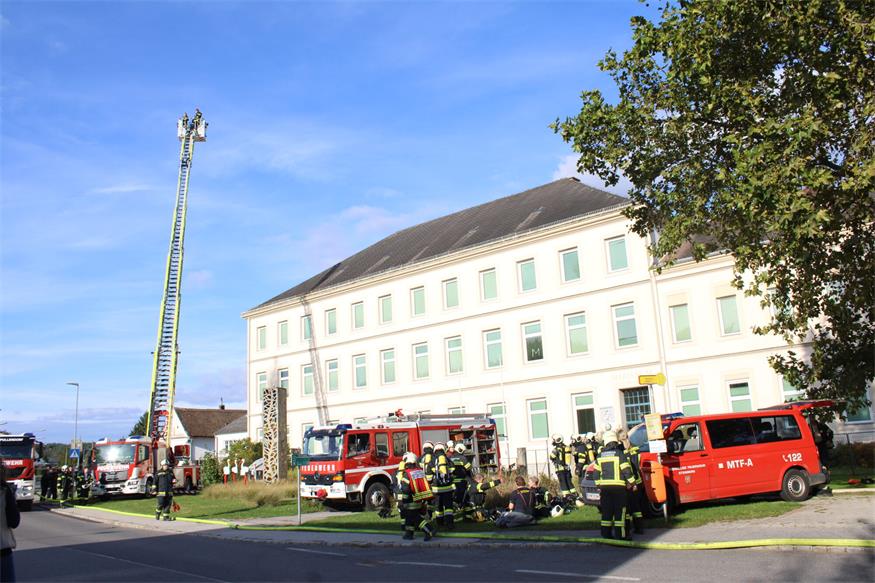 Rettung aus dem zweiten Stock des Marianum-Gebäudes in Steinberg
