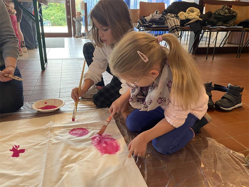 Kinder gestalten Verabschiedungstücher für das Krankenhaus Kittsee
