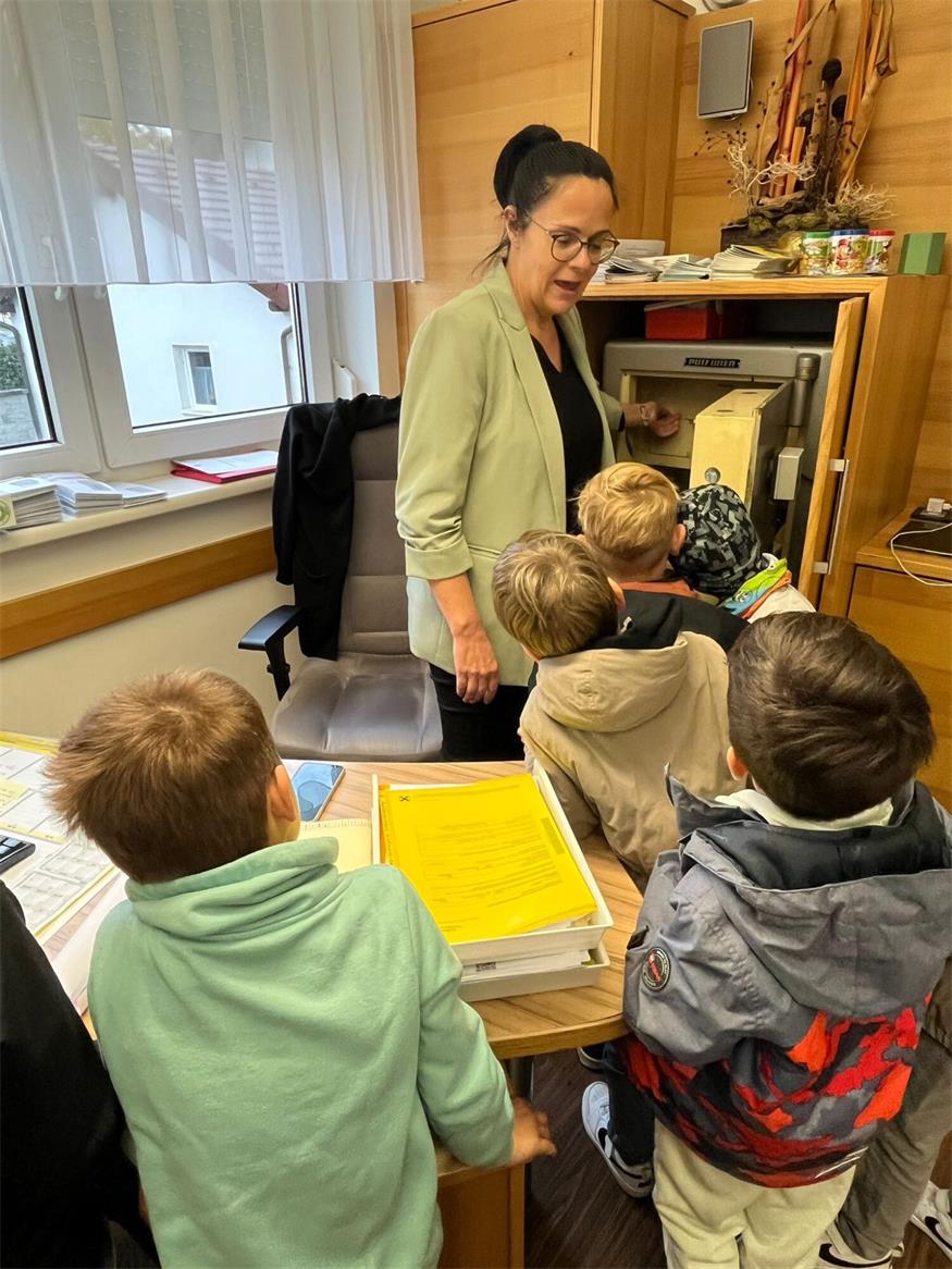 Unterrabnitzer Volksschulkinder durften Blick in Banktresor werfen