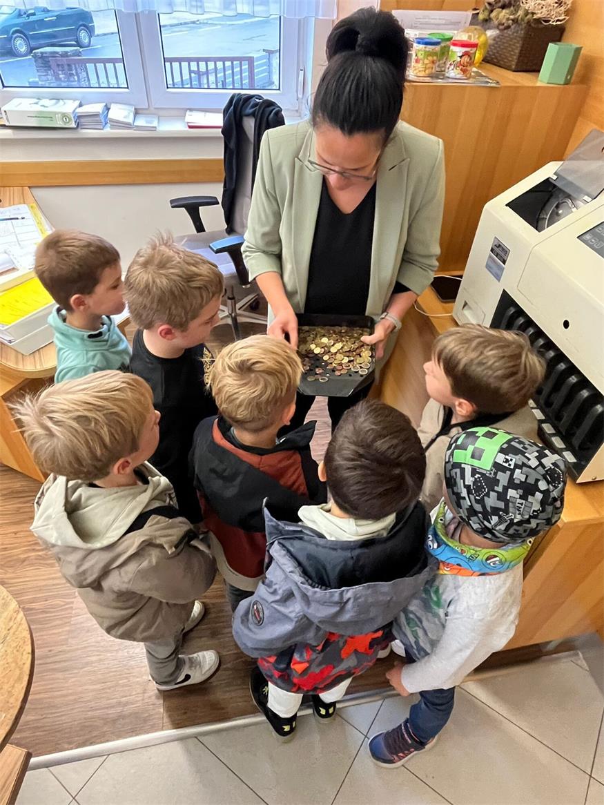 Unterrabnitzer Volksschulkinder durften Blick in Banktresor werfen