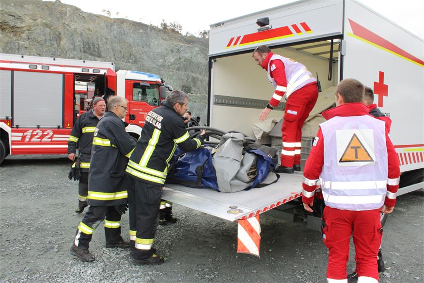Verschüttete Personen und Fahrzeuge im Pilgersdorfer Steinbruch