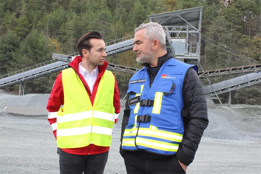 Verschüttete Personen und Fahrzeuge im Pilgersdorfer Steinbruch