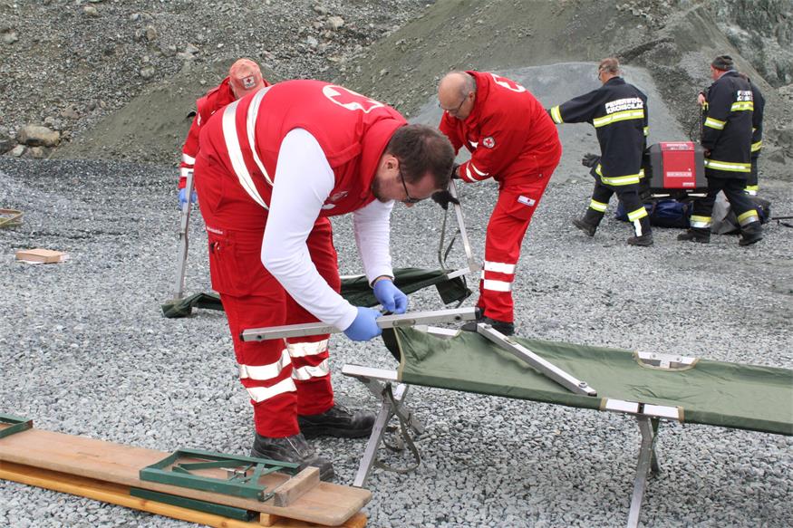 Verschüttete Personen und Fahrzeuge im Pilgersdorfer Steinbruch