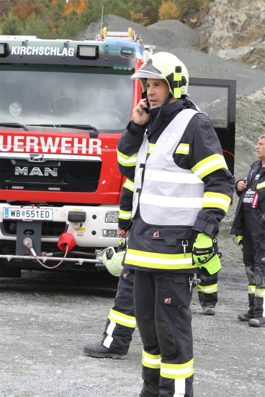Verschüttete Personen und Fahrzeuge im Pilgersdorfer Steinbruch
