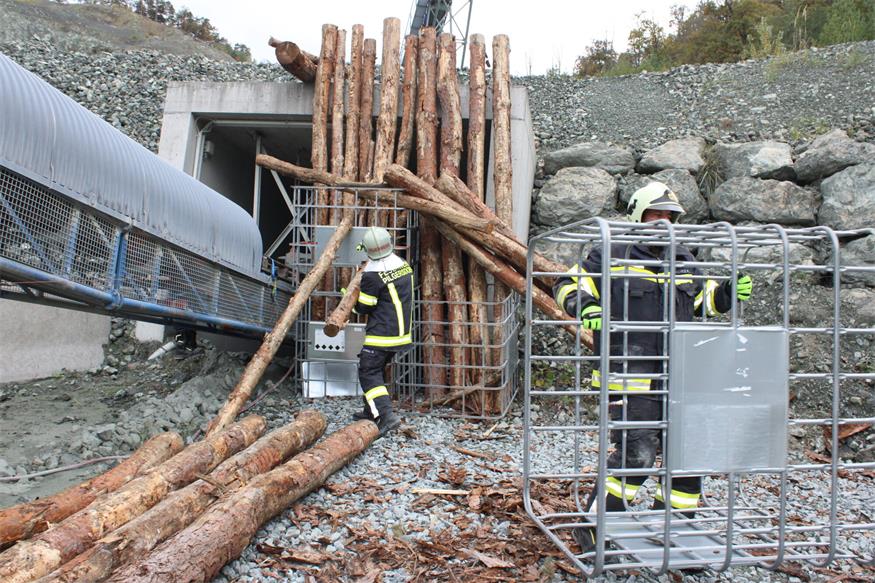 Verschüttete Personen und Fahrzeuge im Pilgersdorfer Steinbruch