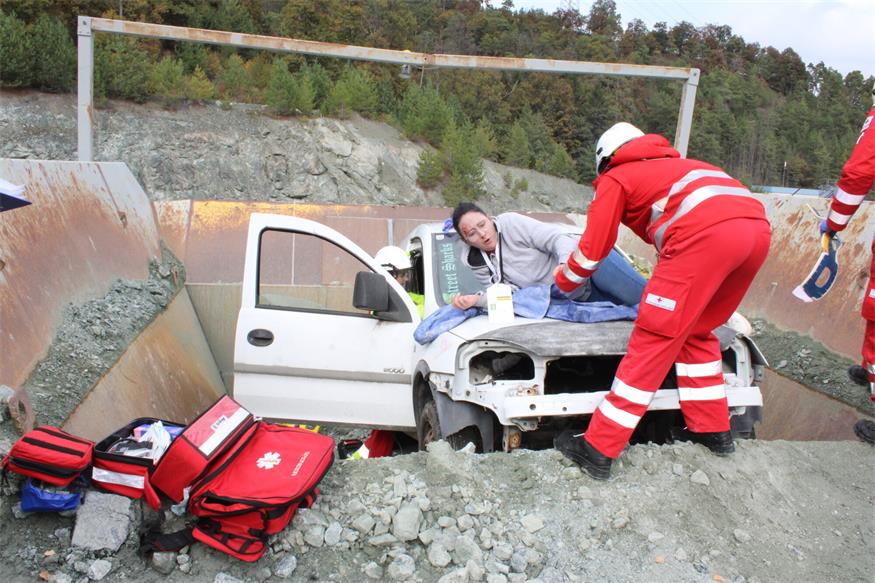 Verschüttete Personen und Fahrzeuge im Pilgersdorfer Steinbruch