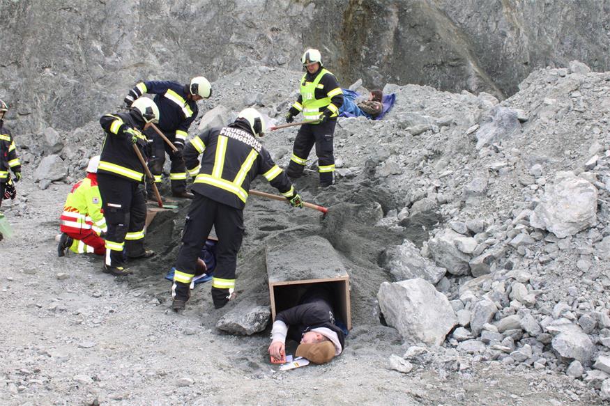 Verschüttete Personen und Fahrzeuge im Pilgersdorfer Steinbruch