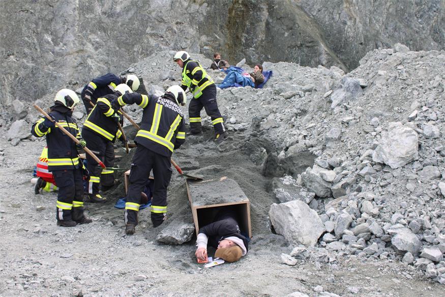 Verschüttete Personen und Fahrzeuge im Pilgersdorfer Steinbruch