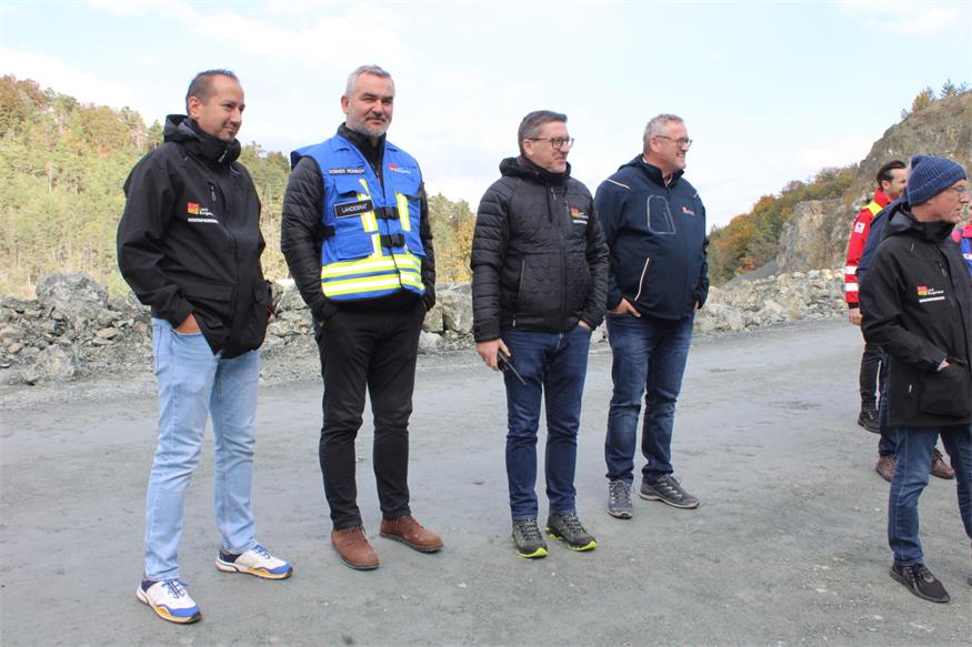 Verschüttete Personen und Fahrzeuge im Pilgersdorfer Steinbruch