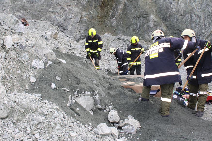Verschüttete Personen und Fahrzeuge im Pilgersdorfer Steinbruch