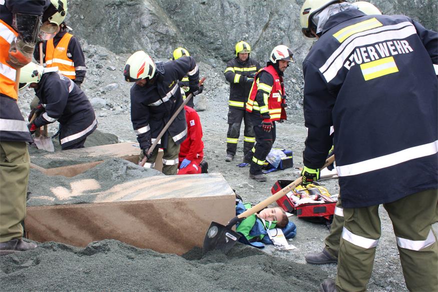 Verschüttete Personen und Fahrzeuge im Pilgersdorfer Steinbruch