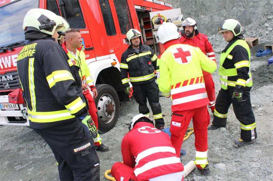 Verschüttete Personen und Fahrzeuge im Pilgersdorfer Steinbruch