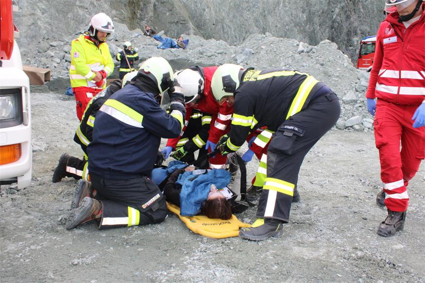 Verschüttete Personen und Fahrzeuge im Pilgersdorfer Steinbruch