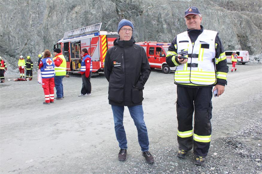 Verschüttete Personen und Fahrzeuge im Pilgersdorfer Steinbruch