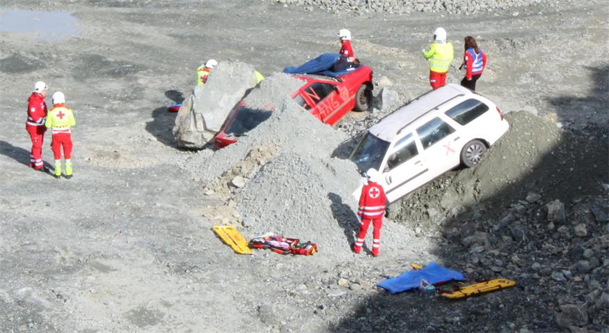 Verschüttete Personen und Fahrzeuge im Pilgersdorfer Steinbruch
