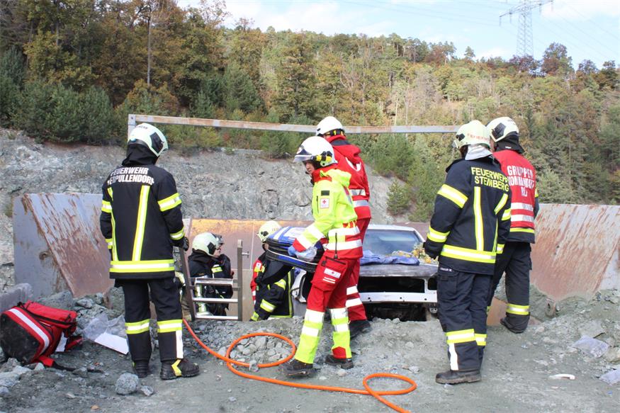 Verschüttete Personen und Fahrzeuge im Pilgersdorfer Steinbruch