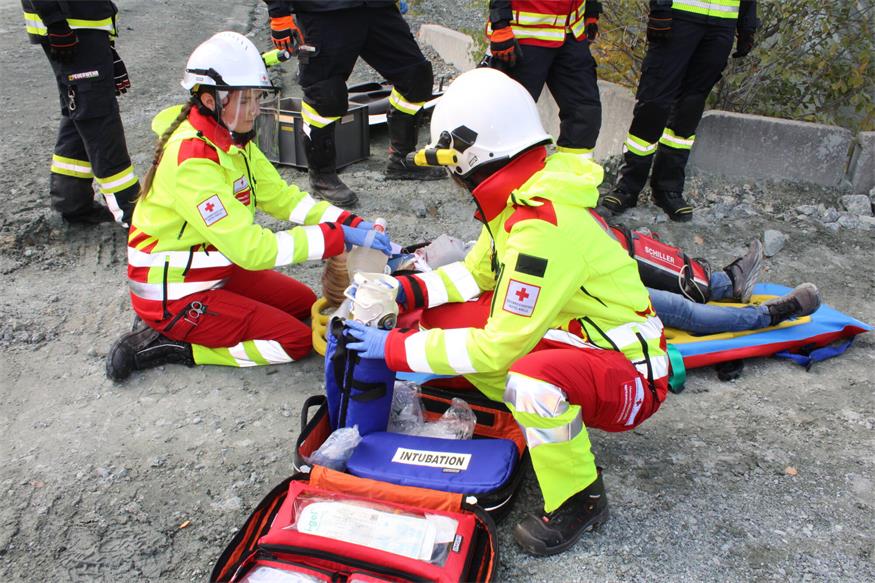 Verschüttete Personen und Fahrzeuge im Pilgersdorfer Steinbruch