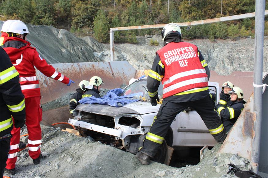 Verschüttete Personen und Fahrzeuge im Pilgersdorfer Steinbruch