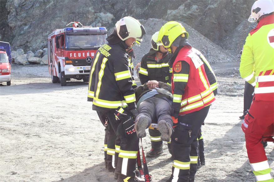 Verschüttete Personen und Fahrzeuge im Pilgersdorfer Steinbruch