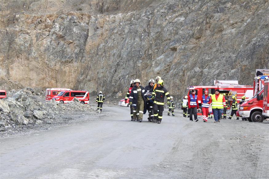 Verschüttete Personen und Fahrzeuge im Pilgersdorfer Steinbruch